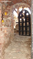 wejście do muzeum w zamku drahim
