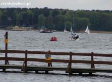 Na wodzie natomiast widzieliśmy żeglarzy, kajakarzy, pływających na rowerach wodnych i małych motorówkach, Jezioro Sławskie, drugi dzień majówki 2015