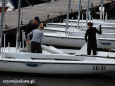 Załoga pod czujnym okiem sternika przygotowuje łódkę do wypłynięcia. Jezioro Sławskie, 02.05.2015