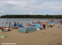 Duża plaża nad jeziorem Niedzięgiel, od strony Skorzęcina