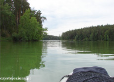Liczne przewężenia i łatwy dostęp do brzegu uatrakcyjniają kajakową wyprawę po jeziorze Koronowskim