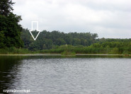 Półn. część jeziora Bachotek - strzałką pokazane miejsce gdzie zaczyna się ok. 3 km przesmyk do jeziora Strażym