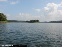 Jezioro Bachotek z widoczną w oddali Wyspą Skarbów