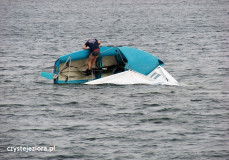 Prawdziwy zawodowiec - bardzo szybko postawił łódkę i popłynął dalej. Jezioro Niesłysz 24.06.2017