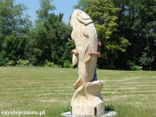 Pomnik ryby nad jeziorem Chrzypskim
