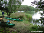 Kajakarze szykujący się do wyprawy, jezioro Koronowskie (Samociążek)