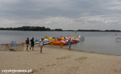 Wypożyczalnia sprzętu pływającego nad jeziorem Niedzięgiel - duża plaża