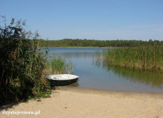 Spokojniejsza część jeziora Niedzięgiel i jedna z wielu małych plażyczek