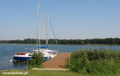 Żaglówki przy jednym z wielu pomostów nad jeziorem Powidzkim