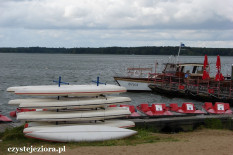 Jedna z licznych wypożyczalni sprzętu wodnego nad jeziorem Koronowskim, lipiec 2015