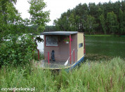 Na ten oryginalny wędkarski domek na wodzie natrafiliśmy w jednej z licznych zatok na jeziorze Koronowskim (Samociążek)