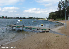Plaża, pomost i wyciąg do nart wodnych nad jeziorem Mikorzyńskim, czerwiec 2016