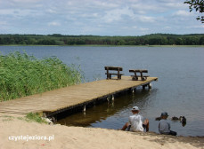 Plaża, pomost i miejsce do kąpieli na terenie Stanicy Wodnej PTTK nad jeziorem Witoczno, lipiec 2018