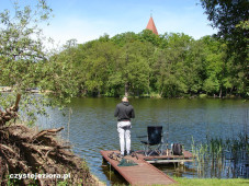 Wędkarz nad jeziorem Lubiąż