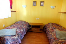 Sypialnia w domku z kominkiem