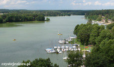 Widok na jezioro Jelenie i przystań jachtową we Wdzydzach
